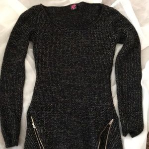 Beautiful Bebe sweater with zip detail